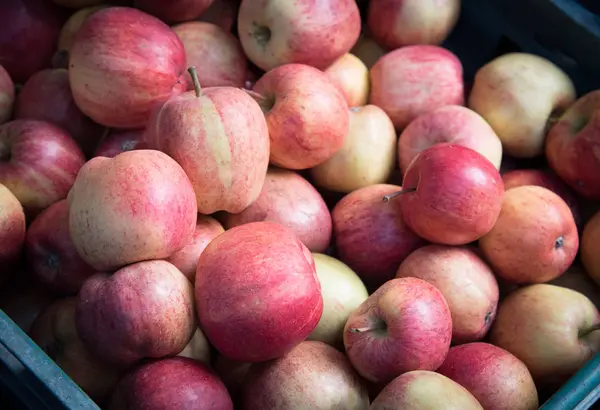 Stapel van verse gezonde rode appels. — Stockfoto