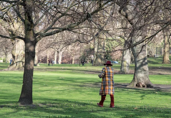 공원에서 산책 하는 다채로운 제복 입은 남자 — 스톡 사진