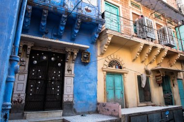 Renkli duvarlı geleneksel Hint evler