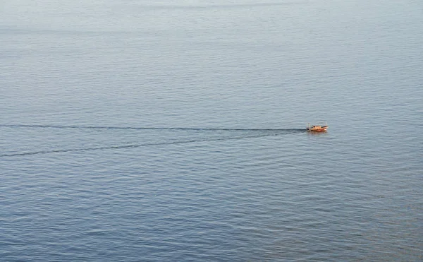 Barca da pesca solitaria nell'oceano — Foto Stock