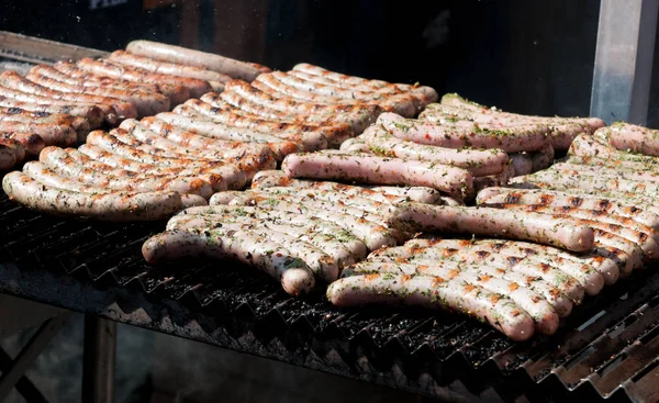 Salsichas frescas de Frankfurt cozidas na grelha . — Fotografia de Stock