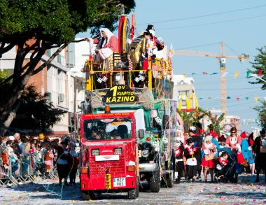 Karnaval geçit, Limasol, Kıbrıs parading insanlar