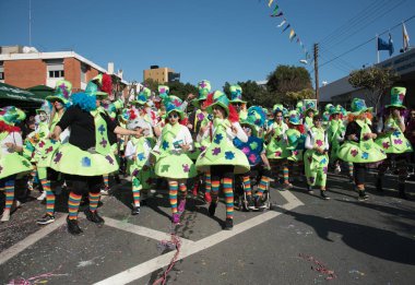 Karnaval geçit, Limasol, Kıbrıs parading insanlar