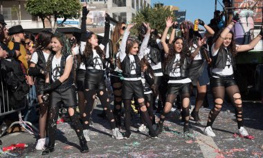 Karnaval geçit, Limasol, Kıbrıs parading insanlar