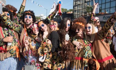 Karnaval geçit, Limasol, Kıbrıs parading insanlar