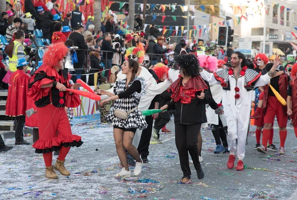 Gente desfilando en el desfile de carnaval, Limassol, Chipre — Foto de Stock