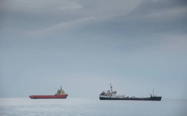 Industriella lastfartyg förankrade i havet — Stockfoto