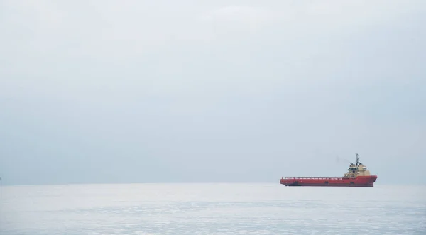 Průmyslové nákladní lodě zakotvené v oceánu — Stock fotografie