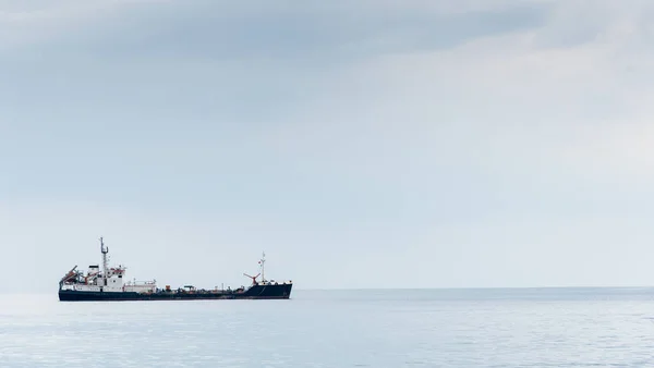 Buques de carga industriales anclados en el océano — Foto de Stock