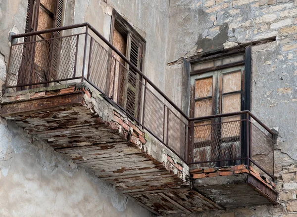 Vecchi balconi casa d'epoca — Foto Stock