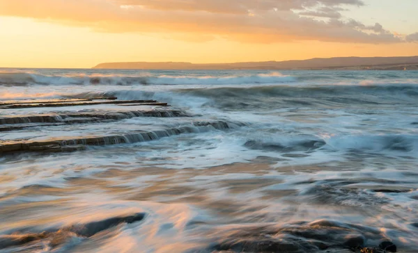 Skaliste wybrzeże seascape Ocean faliste podczas zachodu słońca — Zdjęcie stockowe