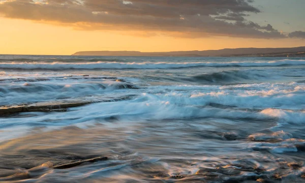 Skaliste wybrzeże seascape Ocean faliste podczas zachodu słońca — Zdjęcie stockowe