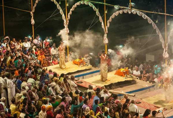 Nachtgebete am Ufer des Flusses Ganges bei Varanasi, ind — Stockfoto