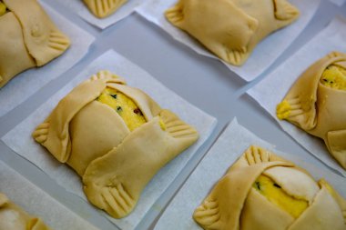 Ev yapımı Paskalya peynirli börek, flaounes