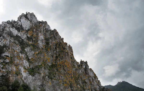 Montanha rochosa e céu nublado tempestuoso — Fotografia de Stock