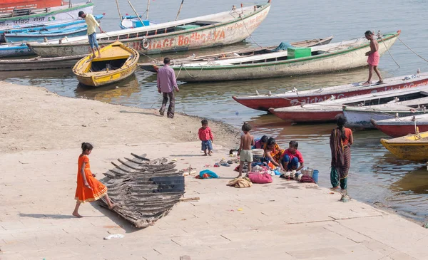Menschen und Boote am Ganges River — Stockfoto