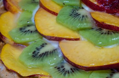 Elma ve kivi taze meyve ile lezzetli meyve pasta