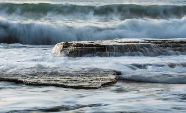 Dalgalı okyanus ve Limasol, Kıbrıs'taki Akrotiri sahil bölgesinde buzlu çökmesini dalgaları ile kayalık deniz kıyısı