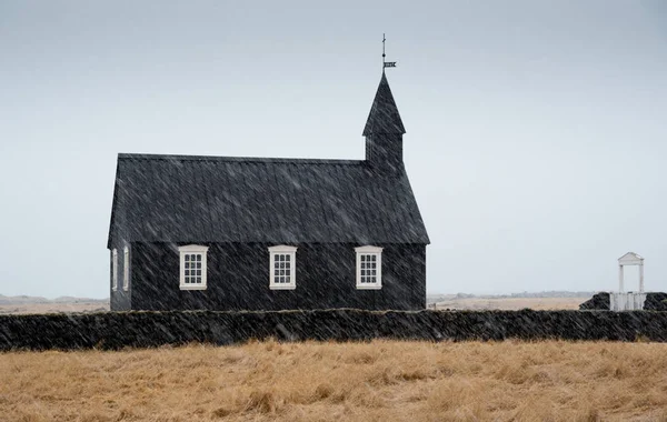 Zlanda Nın Snaefellsnes Yarımadasındaki Budir Ünlü Siyah Kilisesi Yoğun Kar — Stok fotoğraf