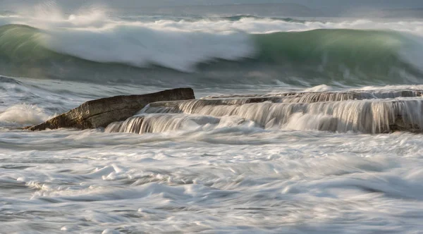リマソル キプロスにアクロティリ海岸エリアで岩に砕ける波の海と風波で岩が多い海岸 — ストック写真