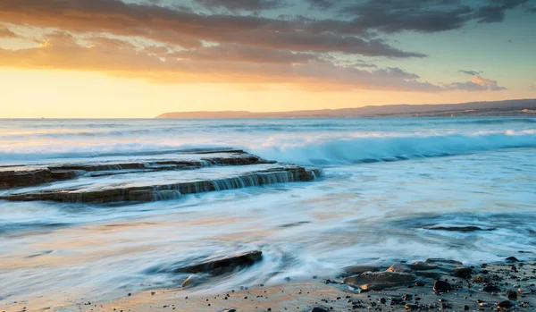 Skaliste Wybrzeże Podczas Zachodu Słońca Falisty Ocean Fale Rozbijające Się — Zdjęcie stockowe