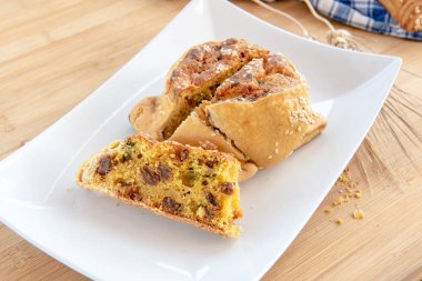 Geleneksel Kıbrıs Paskalya peynir kek pişmiş kil fırın üzerinde. Paskalya hamur işleri flaounes olarak adlandırılır ve çeşitli peynir ile yapılır.