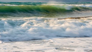 Dalgalı okyanus ve Rüzgar dalgalar Akrotiri sahil bölgesinde Limasol, Kıbrıs için buzlu çökmesini ile kayalık deniz kıyısı