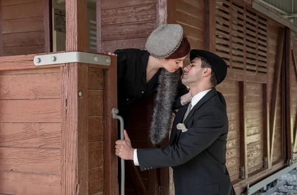 Jovem Lindo Casal Beijando Trem Conceito Amor Relacionamento Saudável — Fotografia de Stock