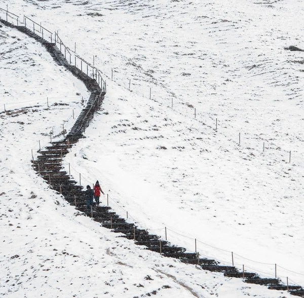 Skogafoss Islandia Marzo 2016 Dos Personas Caminando Por Sendero Natural —  Fotos de Stock