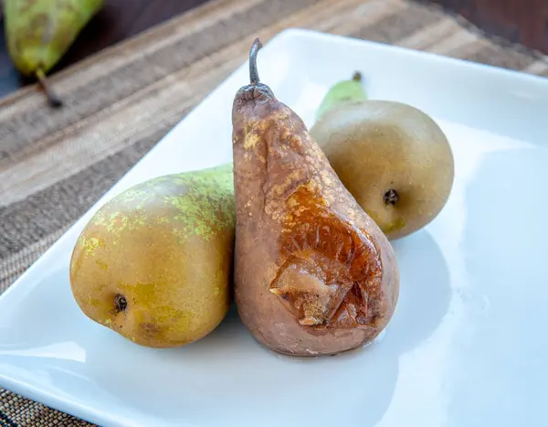 Groep Van Gesmolten Verse Peren Vruchten Een Witte Plaat Gesmolten — Stockfoto