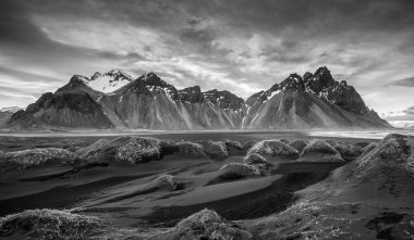 İzlanda manzarasının siyah beyaz görüntüsü Güney İzlanda, Hofn, Stoksnes yarımadası ünlü Vestrahorn Dağları ve dramatik gökyüzü.