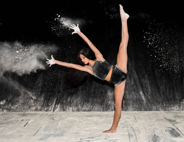 Espressiva Bella Danza Contemporanea Femminile Adolescente Sul Palco Con Sfondo — Foto Stock