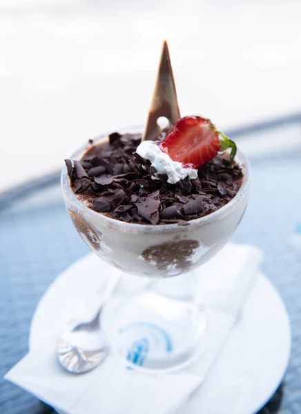 Delicious Sweet Mousse Cake Chocolate Garnishes Piece Red Strawberry Fruit — Stock Photo, Image