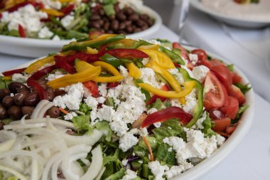 Sağlıklı sebze çeşitli ile yapılan taze Yunan salatası 