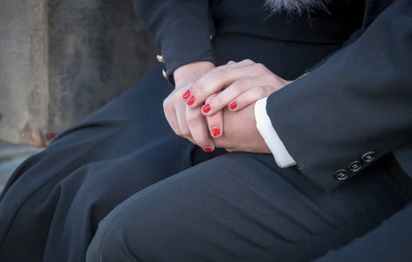 Young teenage couple holding hands — Stock Photo, Image