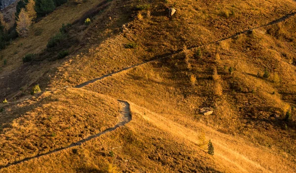 Turista útvonal a Dolomite hegyek Passo Gardena területen — Stock Fotó