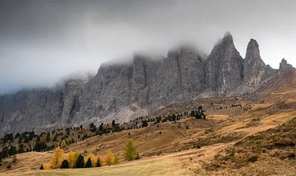 Paisaje de montaña brumoso de los pintorescos Dolomitas en Passo S — Foto de Stock