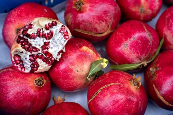 Röd färsk granatäpple frukt — Stockfoto