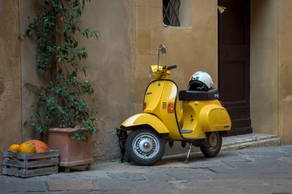 Stijlvolle gele motorfiets — Stockfoto