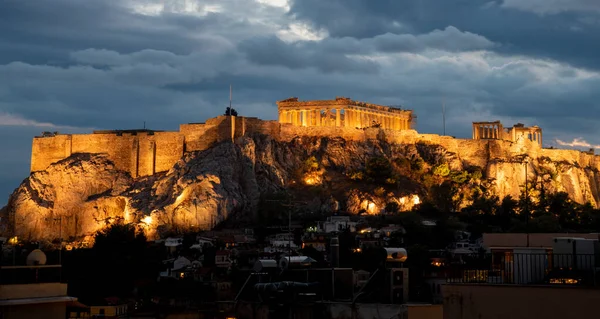 Atény Parthenon na kopci Acropolis, během oblačného západu slunce v G — Stock fotografie