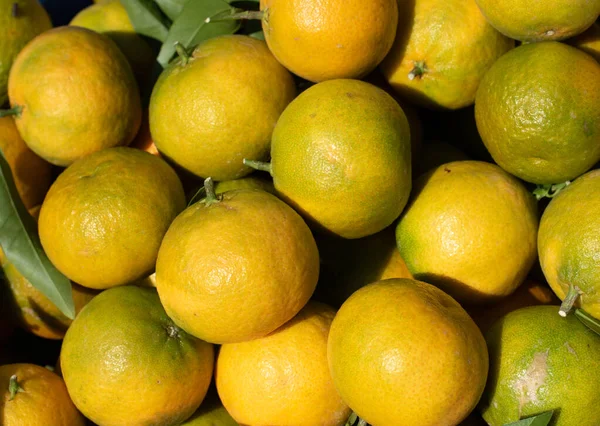 Mandarina o cítricos saludables en un mercado de frutas . — Foto de Stock