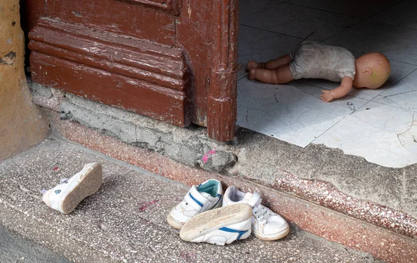 Ergen, evin arka kapısının önünde ayakkabı kullanmış.. — Stok fotoğraf