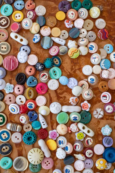 Група барвистих швейних гудзиків — стокове фото
