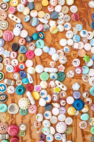 Група барвистих швейних гудзиків — стокове фото
