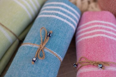 Yuvarlak stil konfor ve renkli battaniyeler e 'nin üzerinde saklanır.