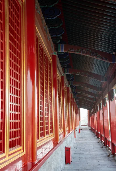 Corredor con hermosos edificios tradicionales dentro del territo — Foto de Stock