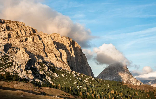 Picos de montaña en las famosas montañas de dolomita durante el amanecer , —  Fotos de Stock
