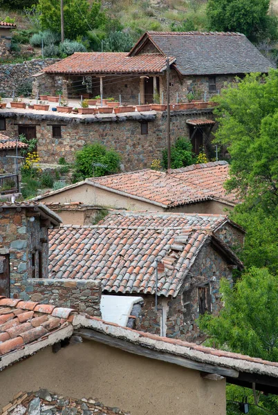 Techos de casas de piedra tradicionales de la hermosa aldea — Foto de Stock