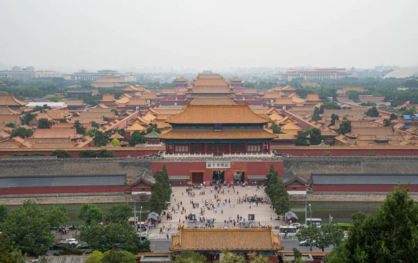 Panorámás kilátás a híres Tiltott Város Peking, Kína — Stock Fotó