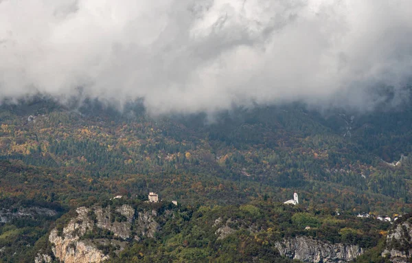 Mountain landscape with cloudscapes covering the mountain peaks — Stock Photo, Image